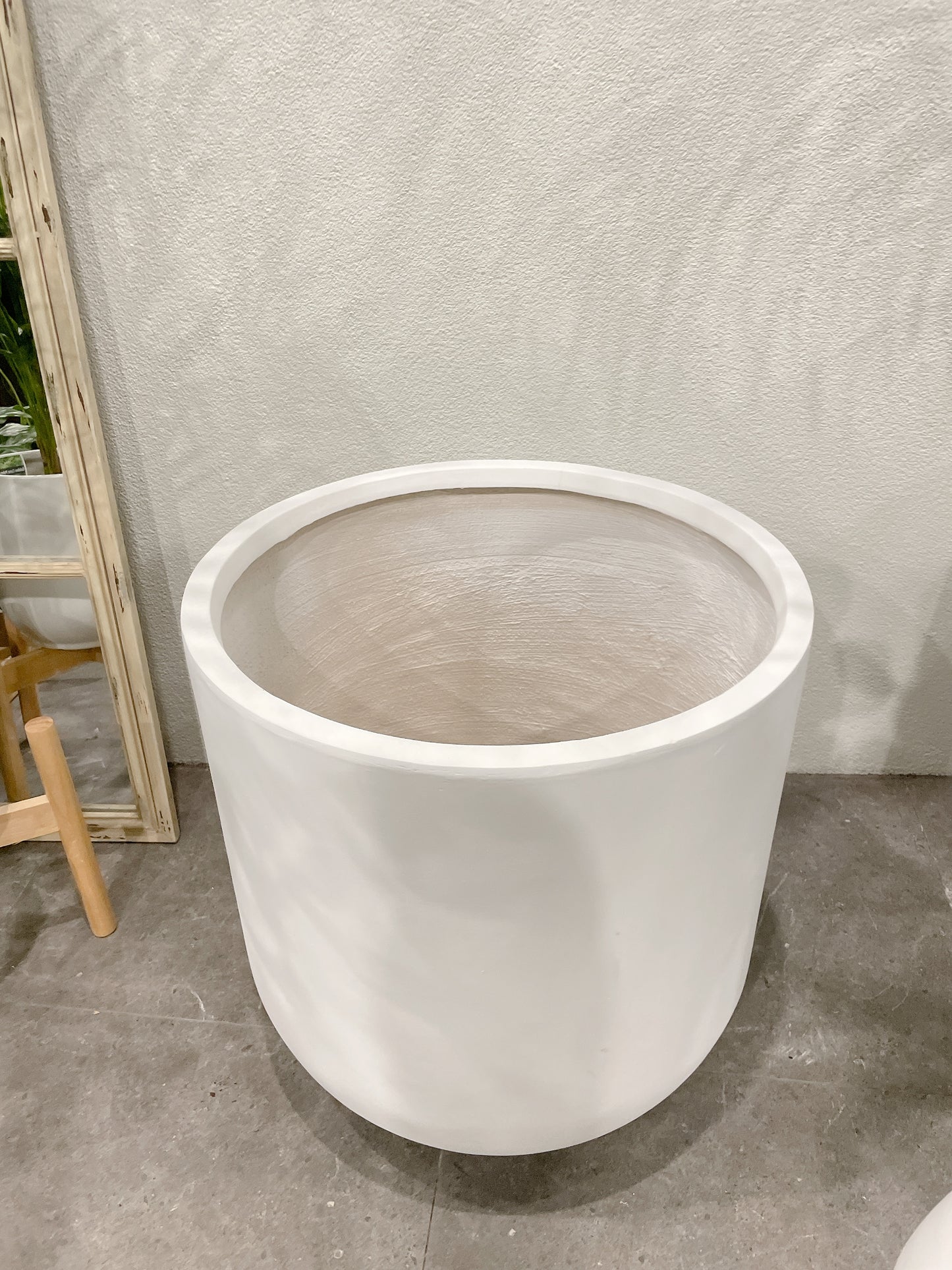 Brand new* indoor/outdoor patio 550mm jumbo big pot heavy fibreclay white colour delivery available