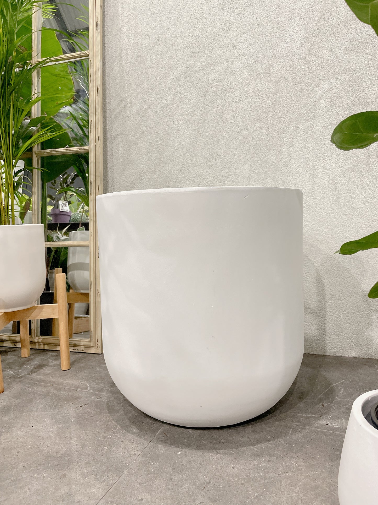 Brand new* indoor/outdoor patio 550mm jumbo big pot heavy fibreclay white colour delivery available